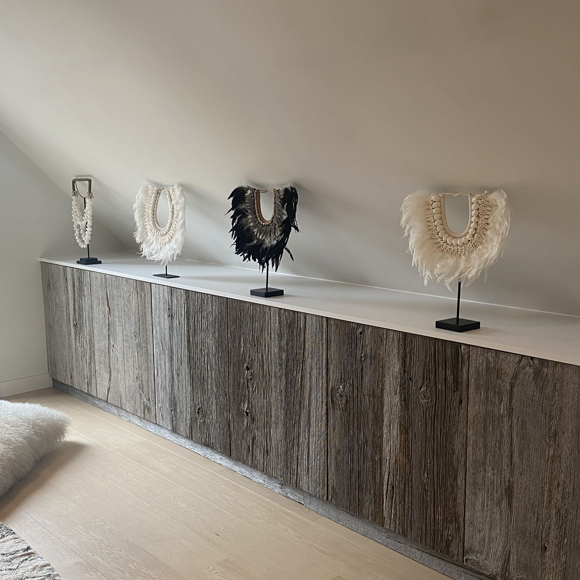 COLLIER BEIGE ET BLANC EN PLUMES ET COQUILLAGES 40X10X44 CM PAPUA