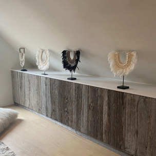 COLLIER BEIGE ET BLANC EN PLUMES ET COQUILLAGES 40X10X44 CM PAPUA