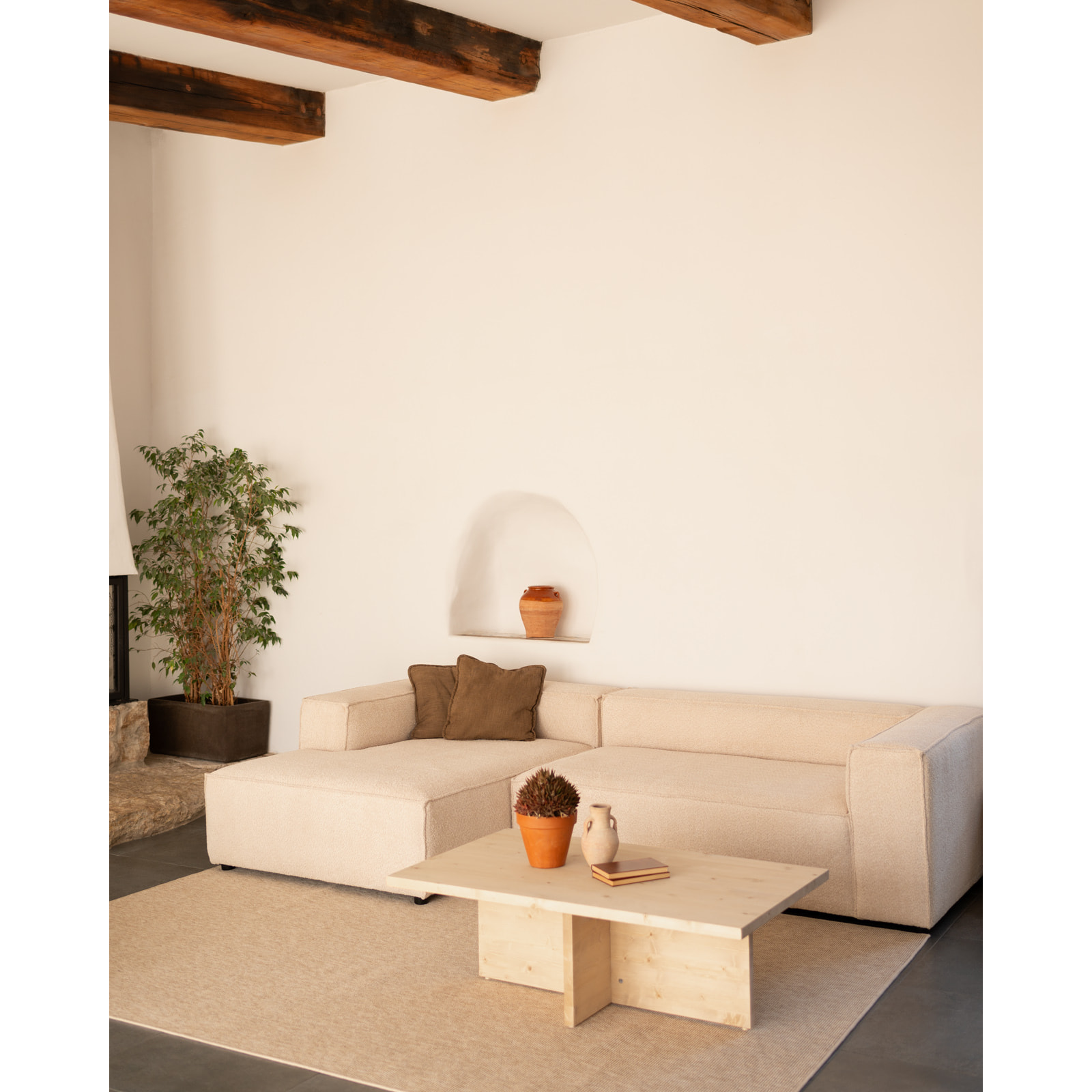 Mesa de centro de madera maciza en tono natural de 120x70cm Alto: 40 Largo: 120 Ancho: 70