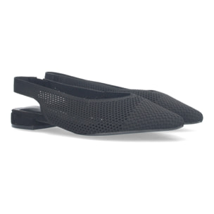 Zapato de salón de mujer elegante plano, destalonado.