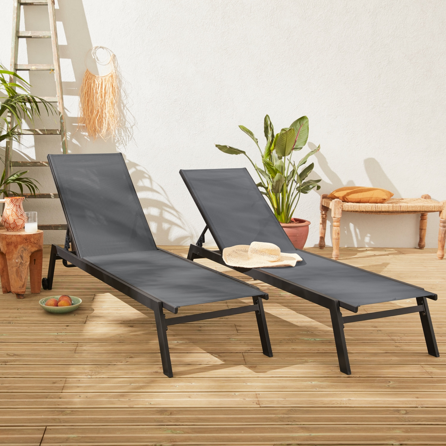 Lot de 2 bains de soleil ELSA en aluminium gris anthracite et textilène gris taupe. transats multi positions avec roulettes