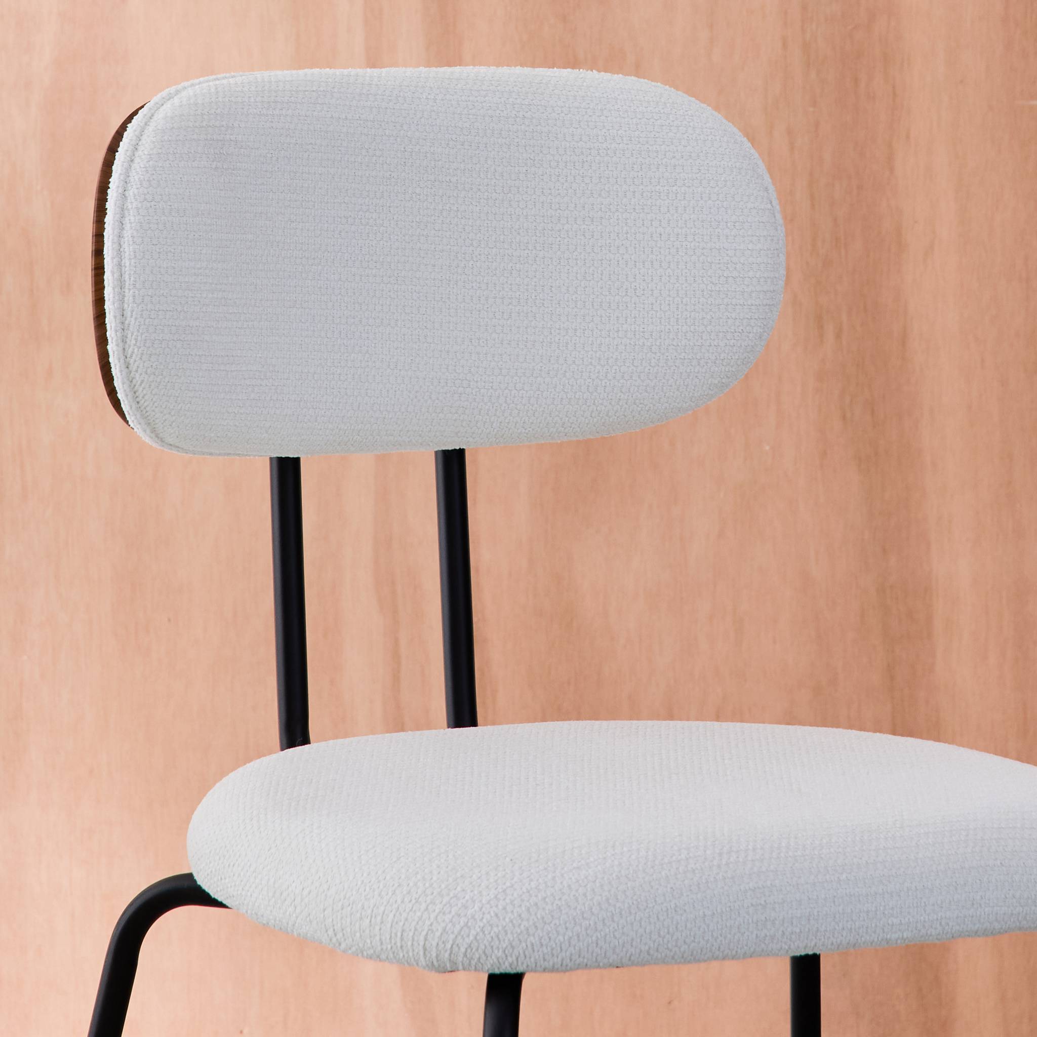 Chaise décor bois courbé teinté noyer et tissu déperlant pieds métal noir (lot de 2) ERIN