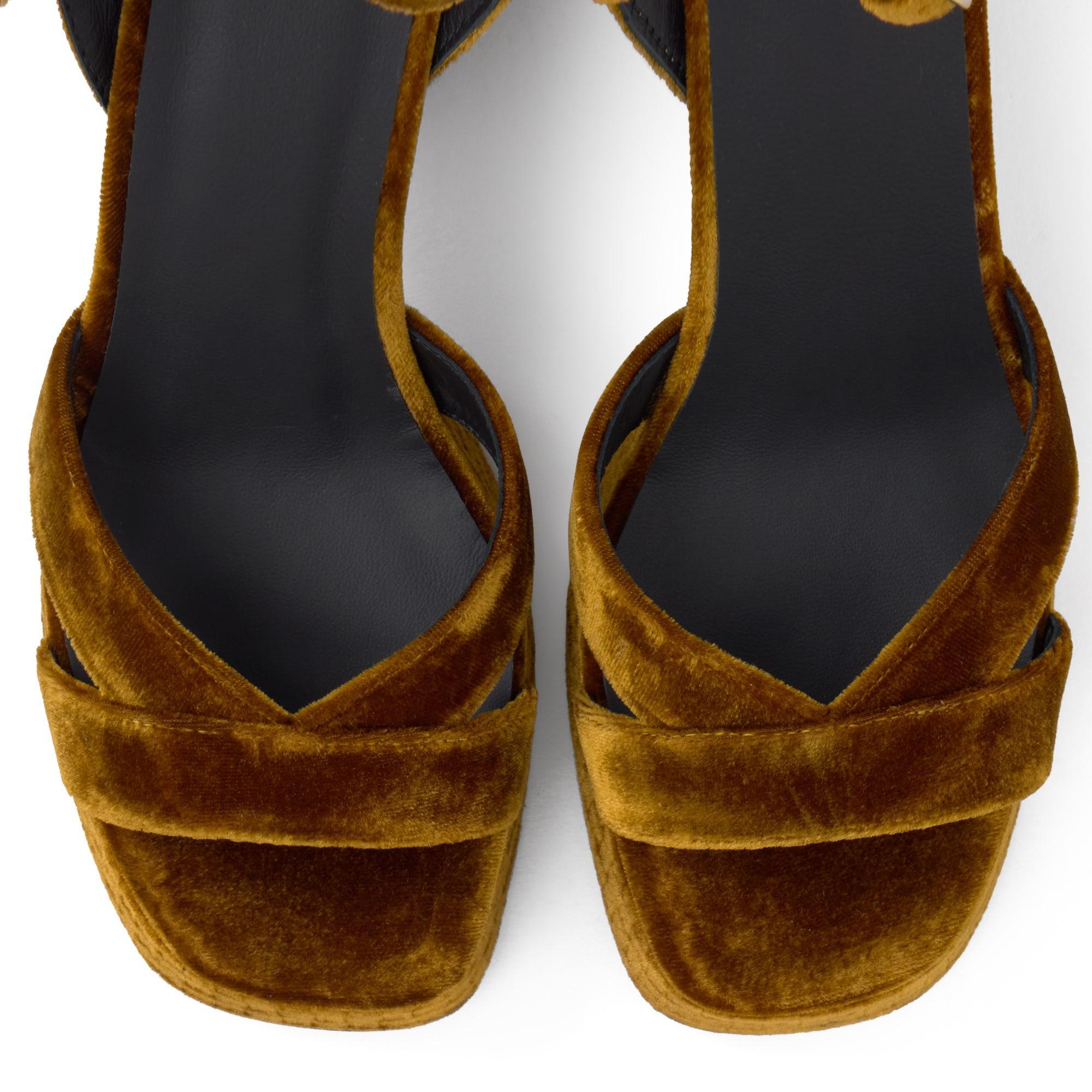 Sandalia de tacón Vero en terciopelo con cierre de hebilla