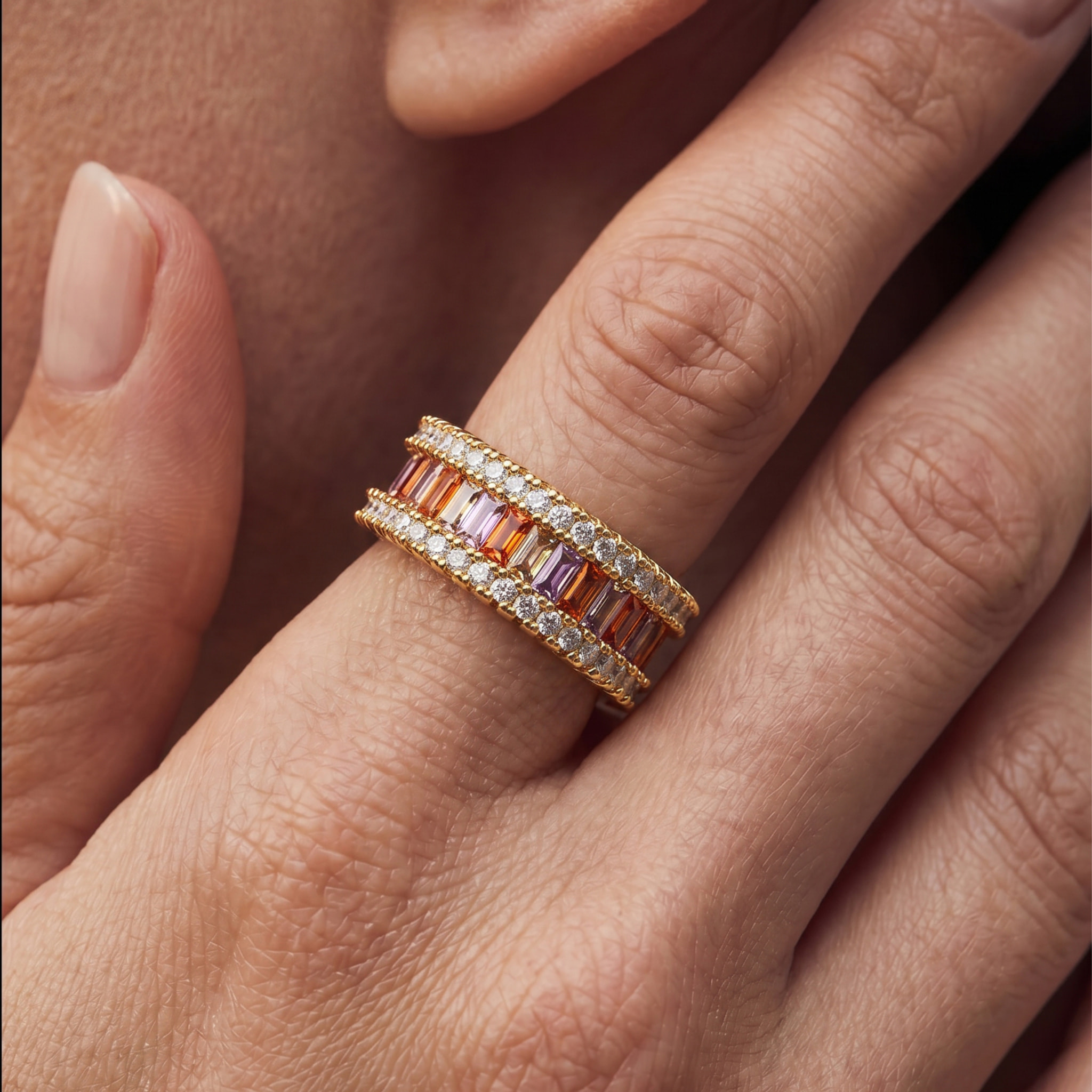 Anillo de Aleación de Metal y Circonita Multicolor acabado en oro amarillo de 18k