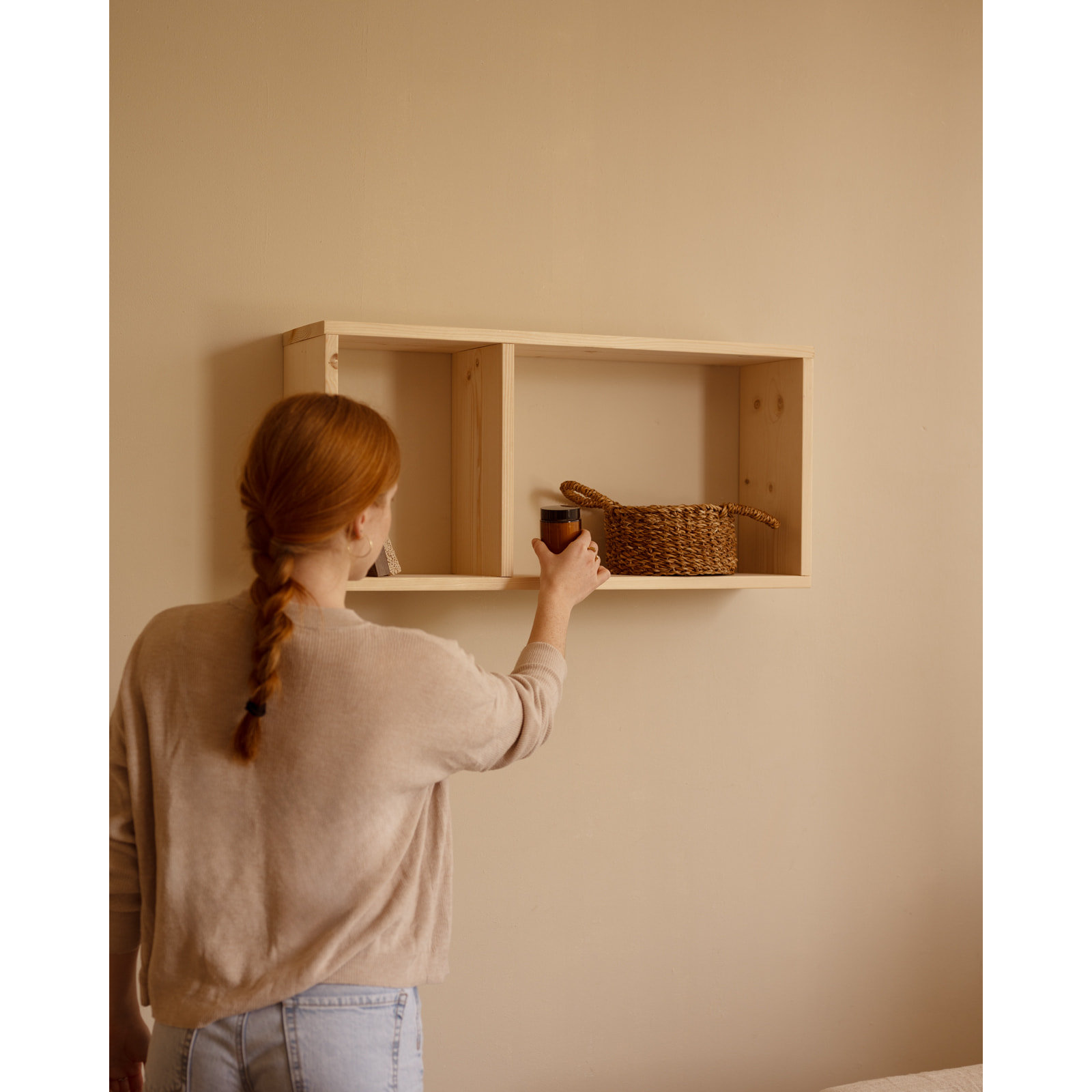 Mueble auxiliar de madera maciza en tono natural con 1 separador Alto: 38 Largo: 80 Ancho: 20