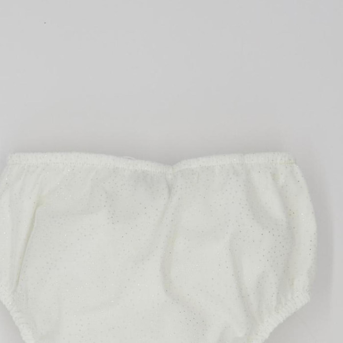 Cubrepañal de tul de chispitas. Elastico en la cintura y en las piernas.