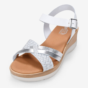 Sandalias de pie blancas con cuña efecto madera