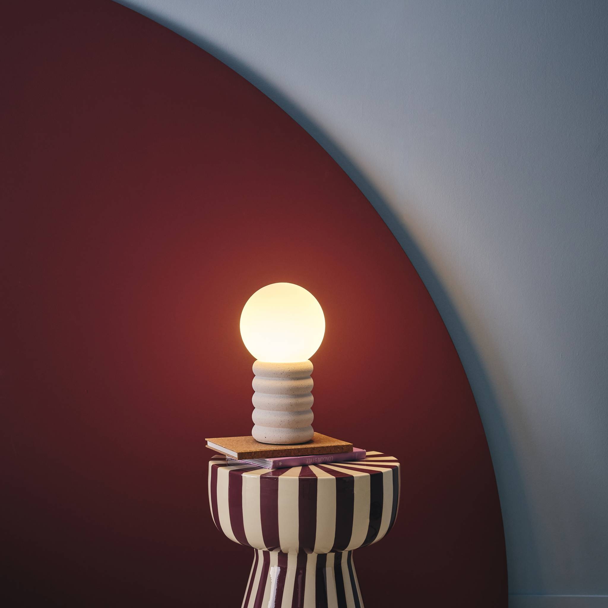 Lampe à poser intérieur céramique moucheté blanc et noir. globe en verre H 28cm - Zoe