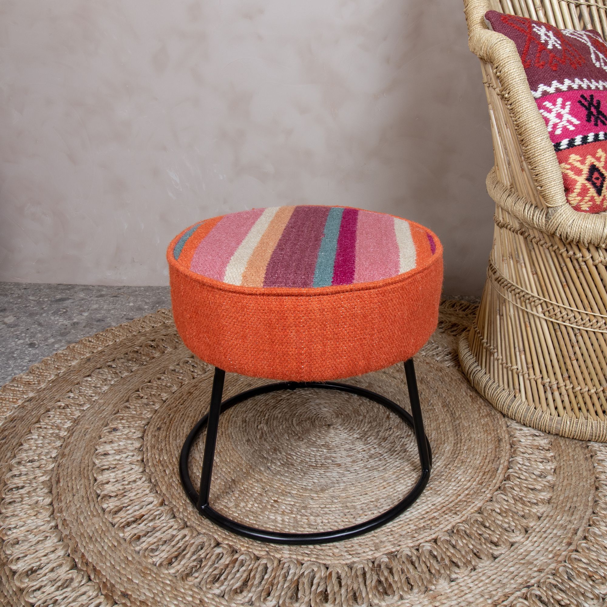 Tabouret en tissu coloré et pieds en métal noir CHAQUIRAS