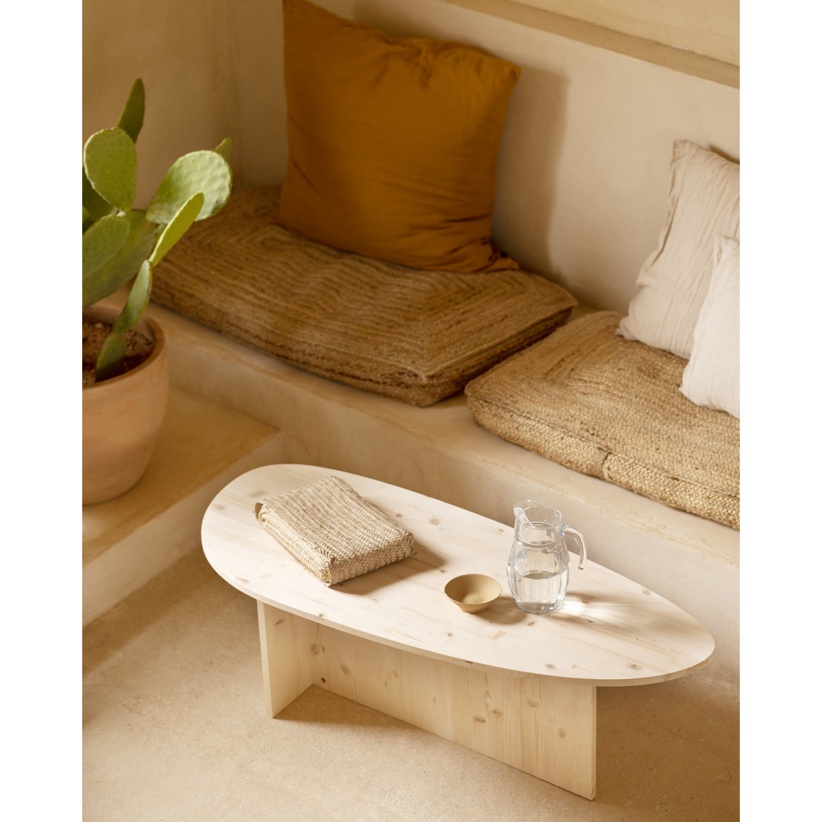 Table basse en bois massif ton naturel de 129cm Hauteur: 43.25 Longueur: 128.6 Largeur: 54.6