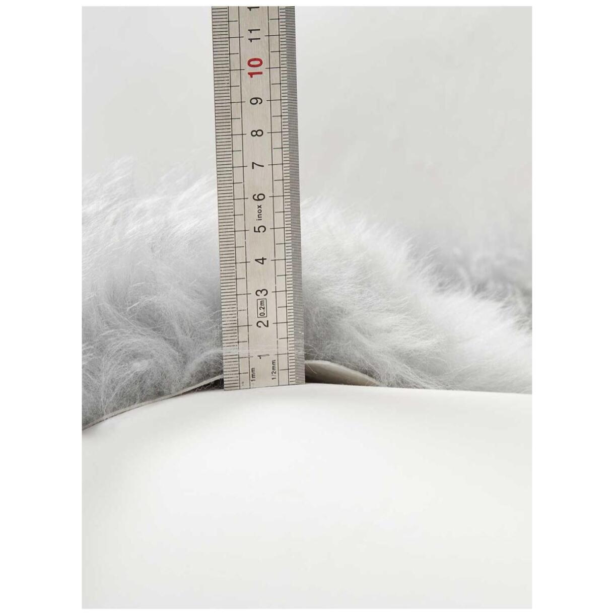 Authentique peau de mouton chaude et épaisse, teintée gris