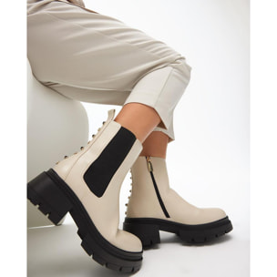 Stivaletto con Suola Track e Dettagli Metallici