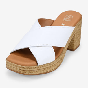 Sandalias de piel blancas con tacón efecto rafia