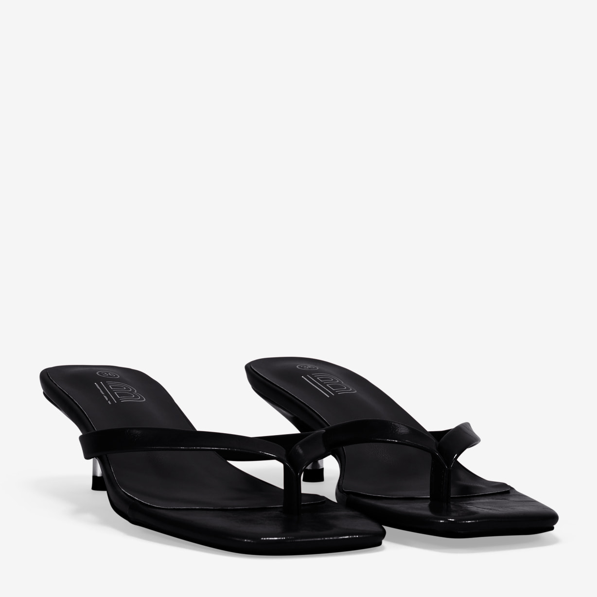 Sandalias de tacón negras con tira de dedo