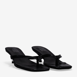 Sandalias de tacón negras con tira de dedo