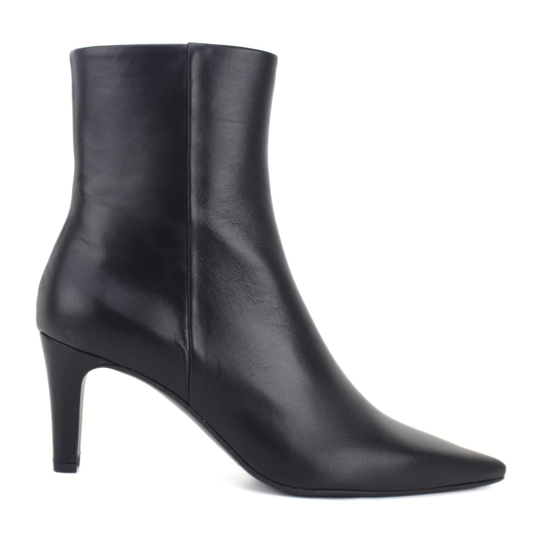 Botin en negro. Tacón de 7 cm
