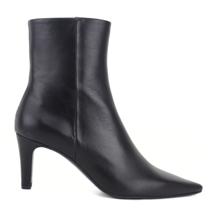 Botin en negro. Tacón de 7 cm