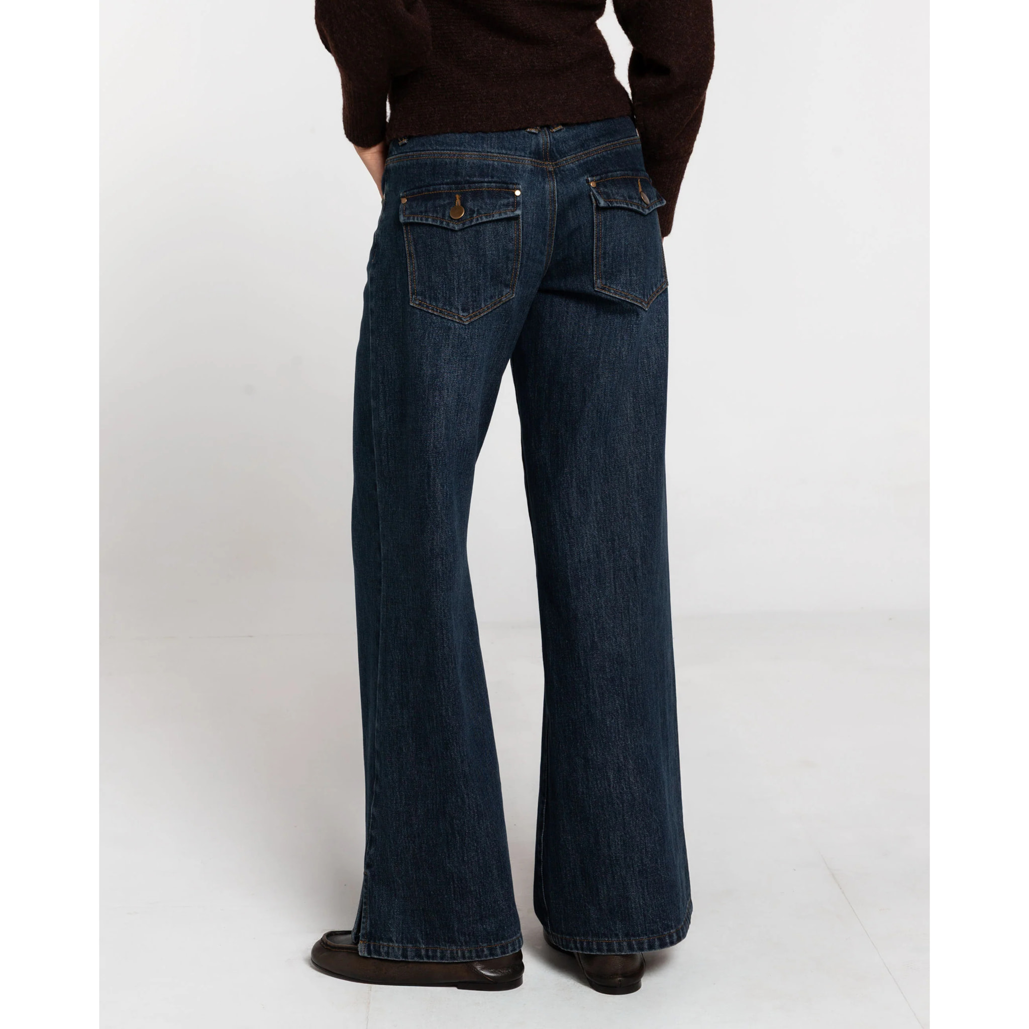 Vaquero azul marino con costura lateral adelantada y abertura en el bajo