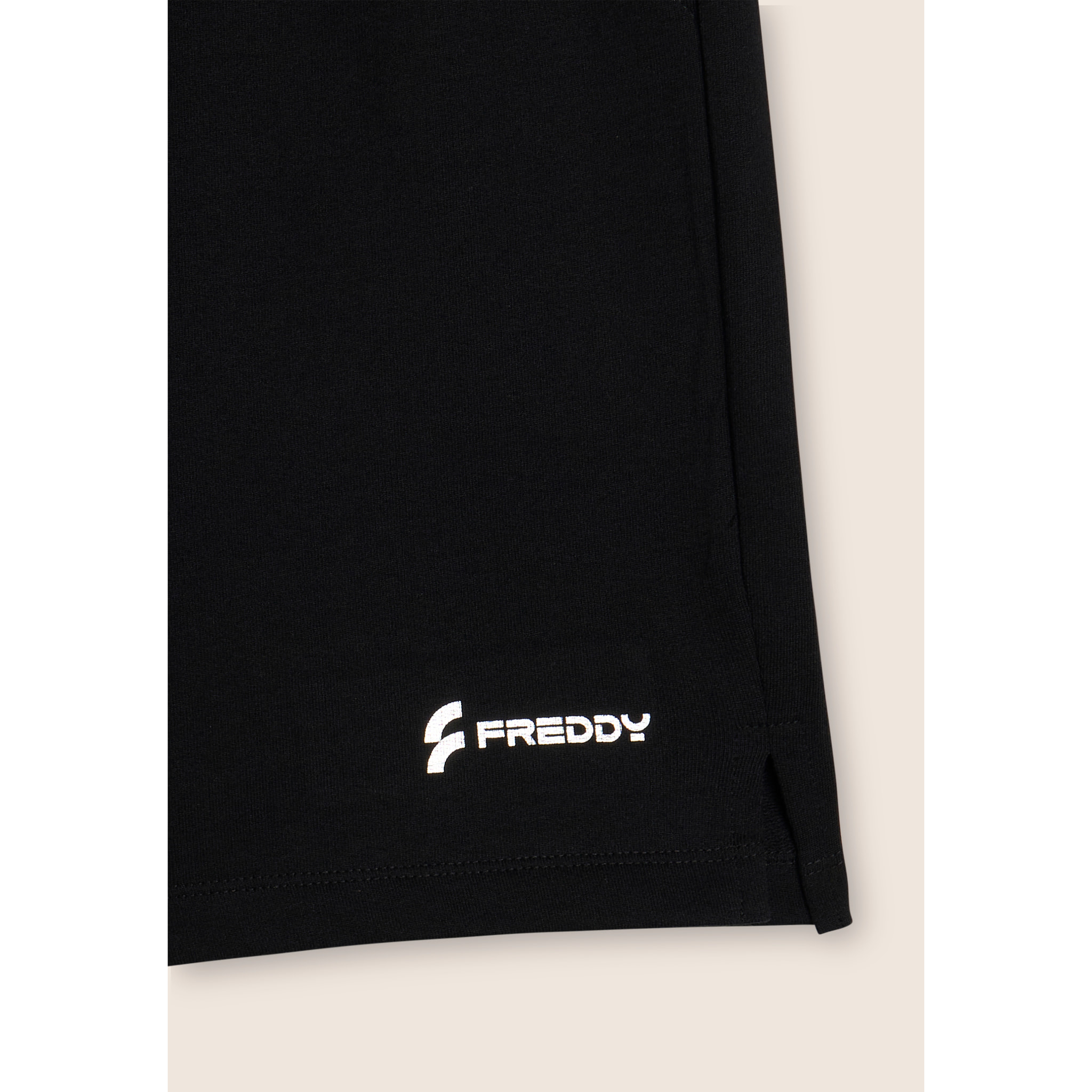 Pantaloncini neri regular fit con spacchi laterali