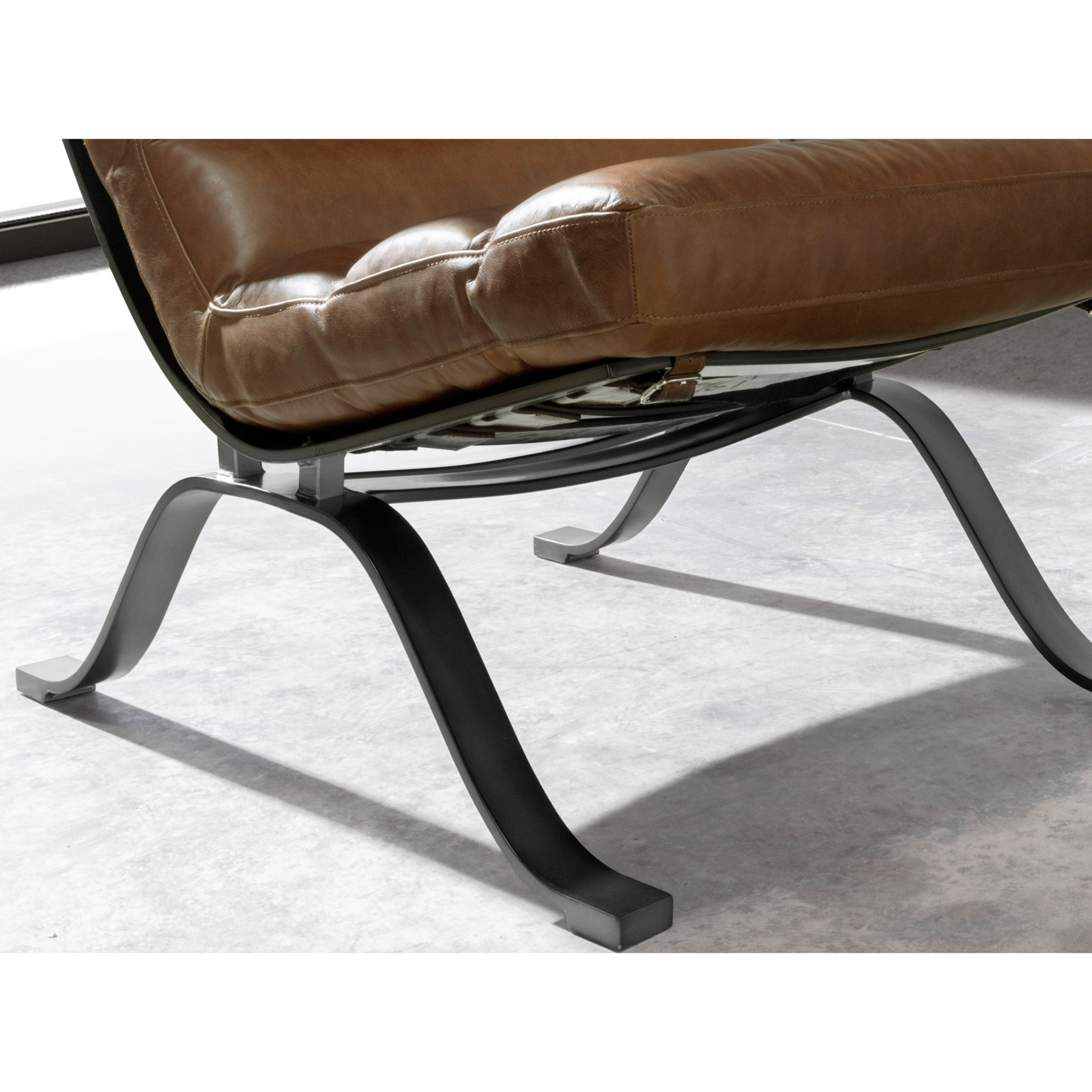 Sillón con asiento y respaldo tapizados en piel de origen vacuno marrón oscuro patas de acero inoxidable lacado efecto metalizado 66x96x90cm