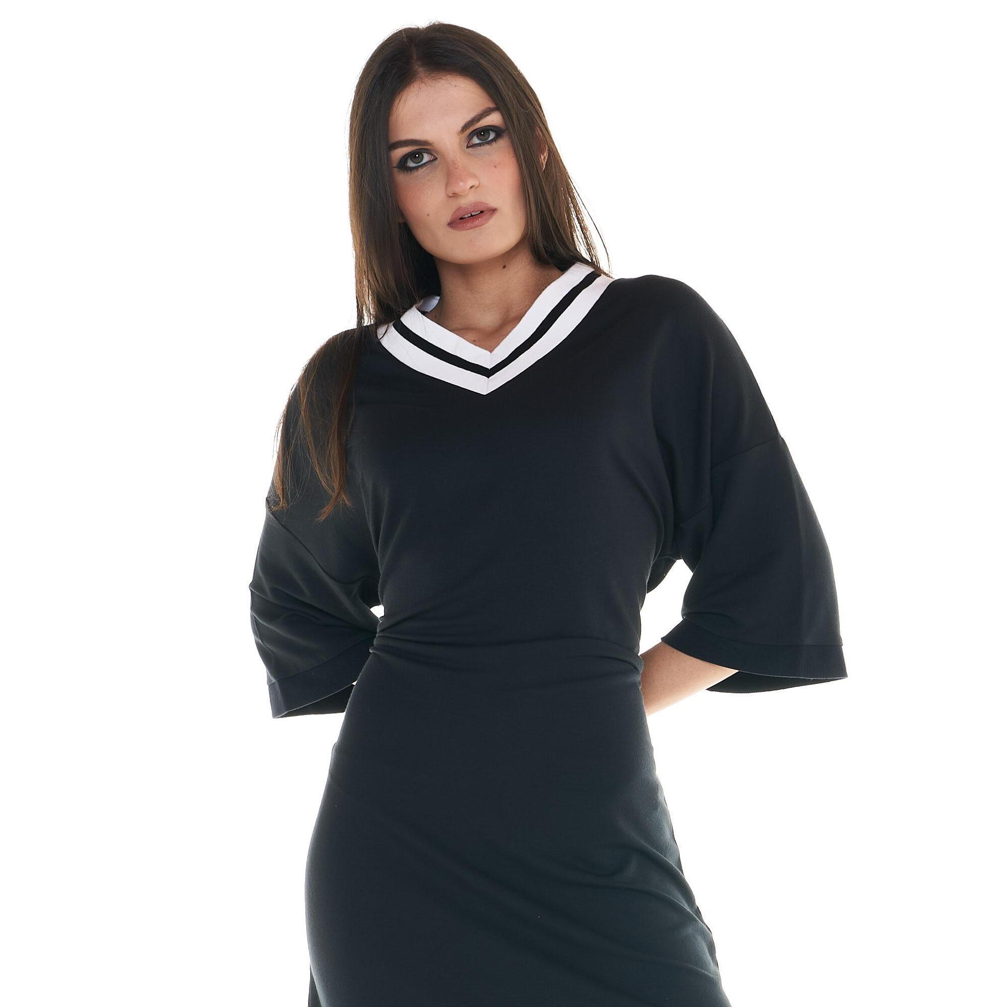 Vestido de mujer relajado en blanco y negro.