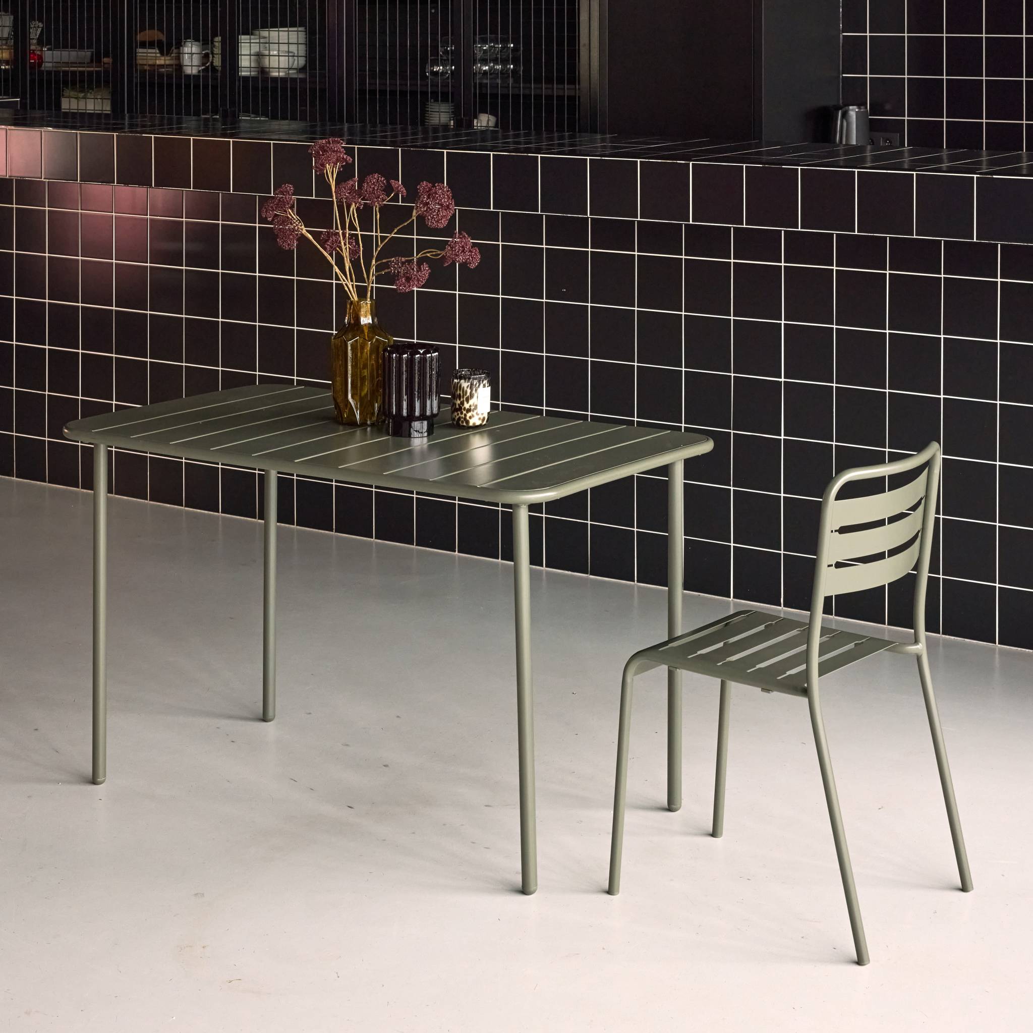 Table de jardin métal 4 places. kaki. Amelia. 120x70cm. traitement antirouille. lattes et bords arrondis