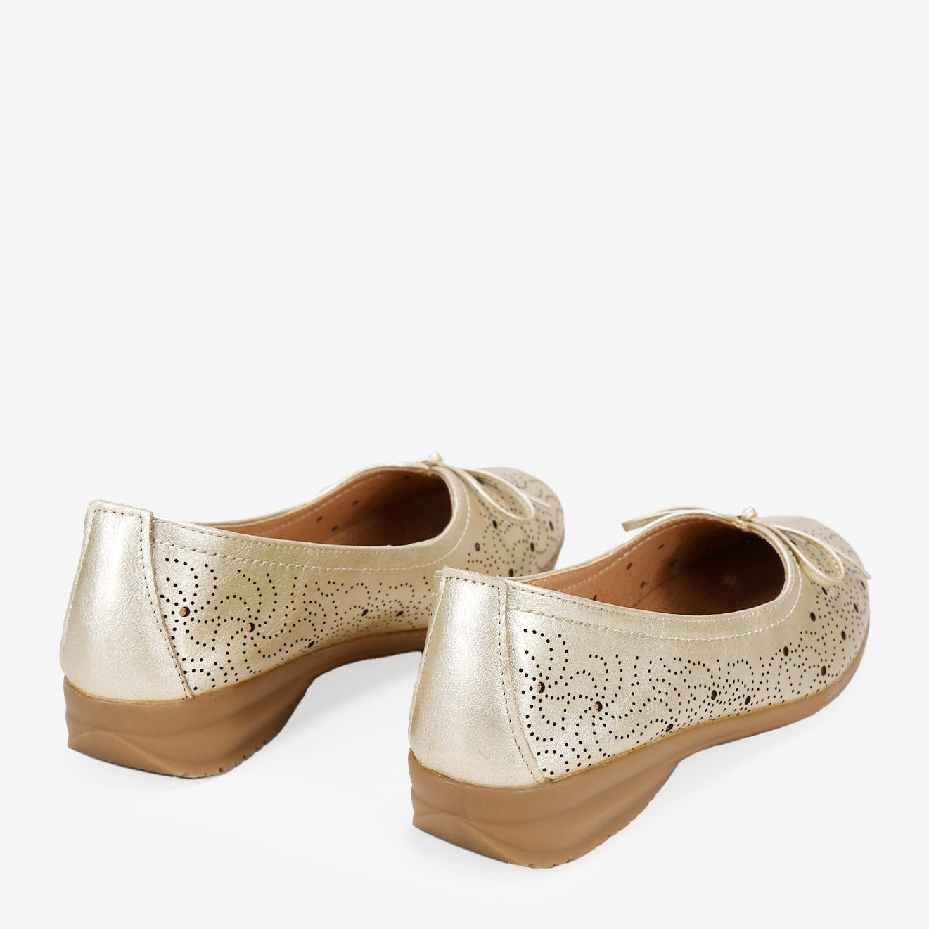 Bailarinas doradas en piel cortadas a láser