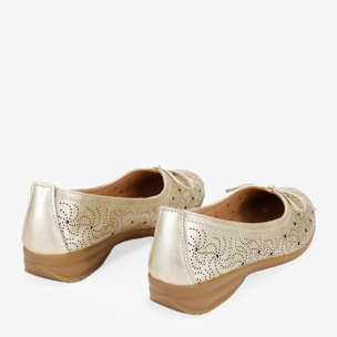 Bailarinas doradas en piel cortadas a láser