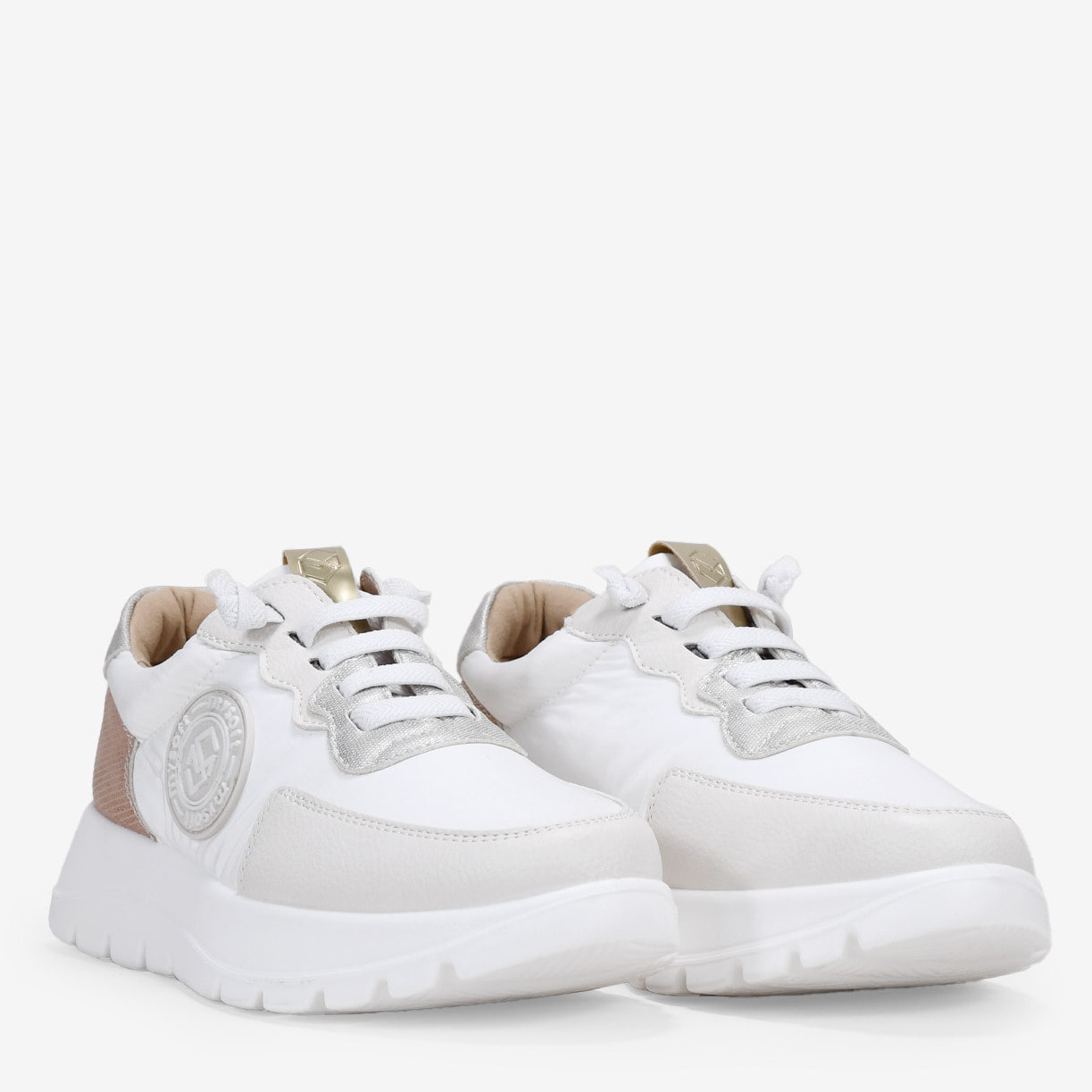 Zapatillas blancas con cordones elásticos