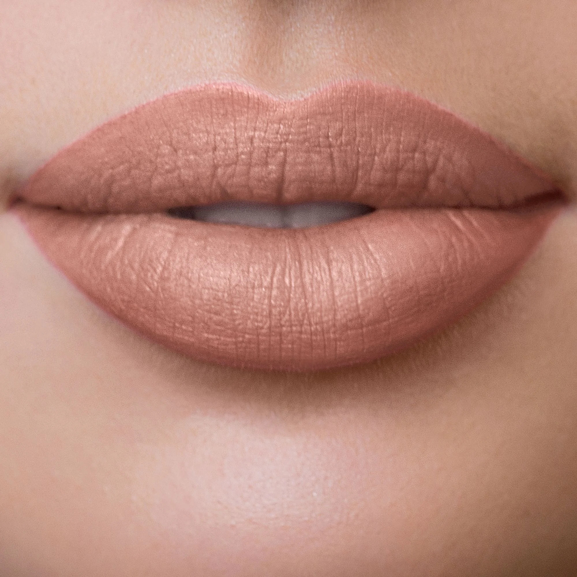 LIP BLUSH BLURRED EFFECT LIPSTICK Rossetto idratante dal finish cloudy matt e dall'effetto soft focus