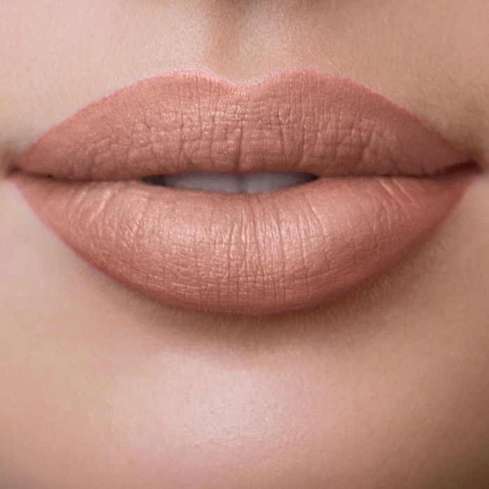 LIP BLUSH BLURRED EFFECT LIPSTICK Rossetto idratante dal finish cloudy matt e dall'effetto soft focus