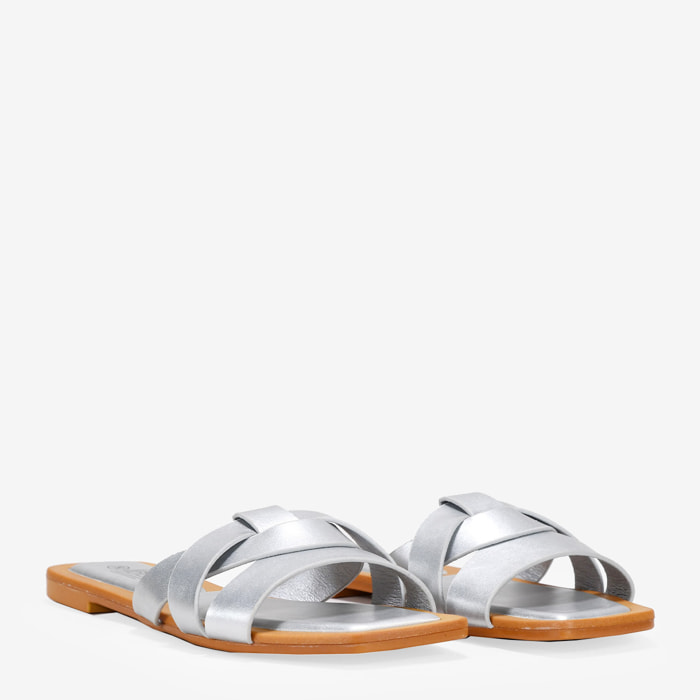 Sandalias planas plateadas con puntera cuadrada