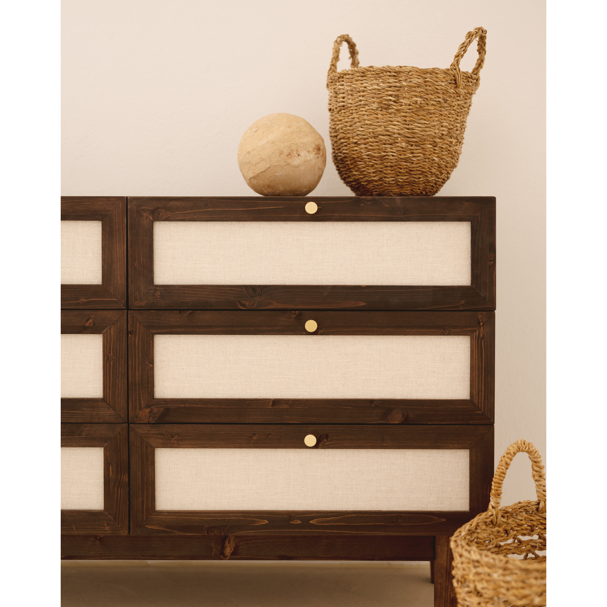 Commode en bois massif et lin avec six tiroirs en noyer de 76x120cm Hauteur: 76 Longueur: 120 Largeur: 42