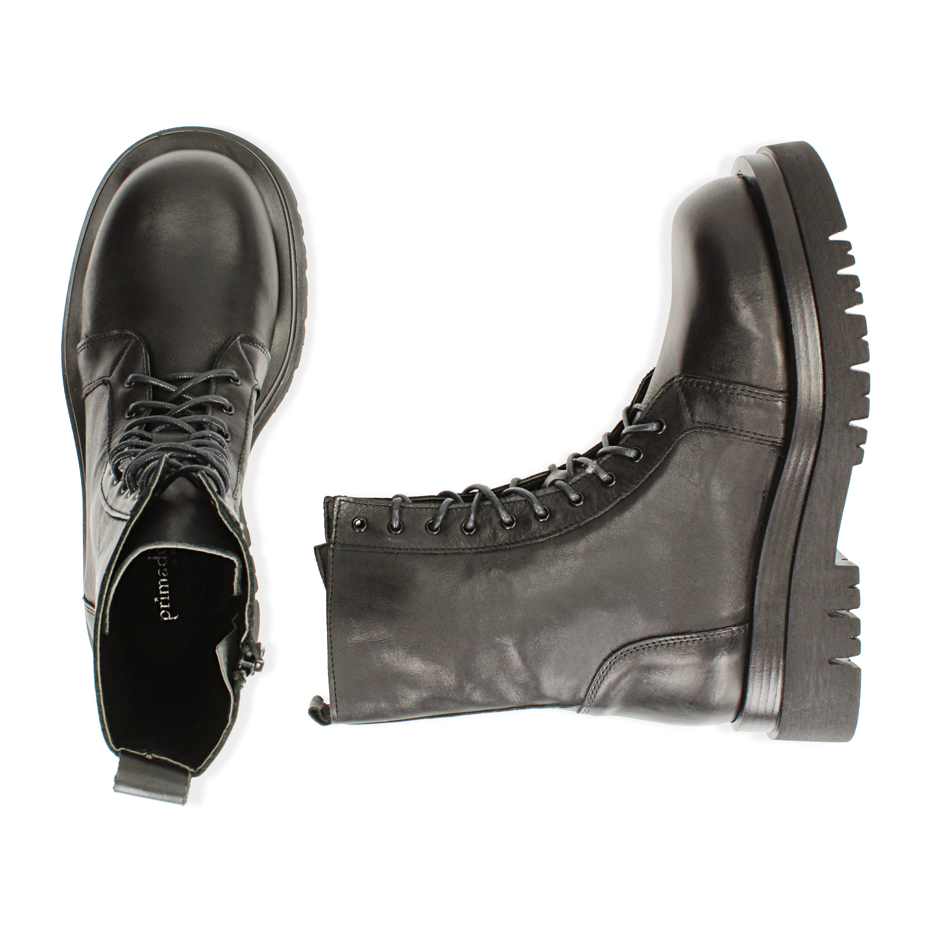 Botas militares de cuero negro.