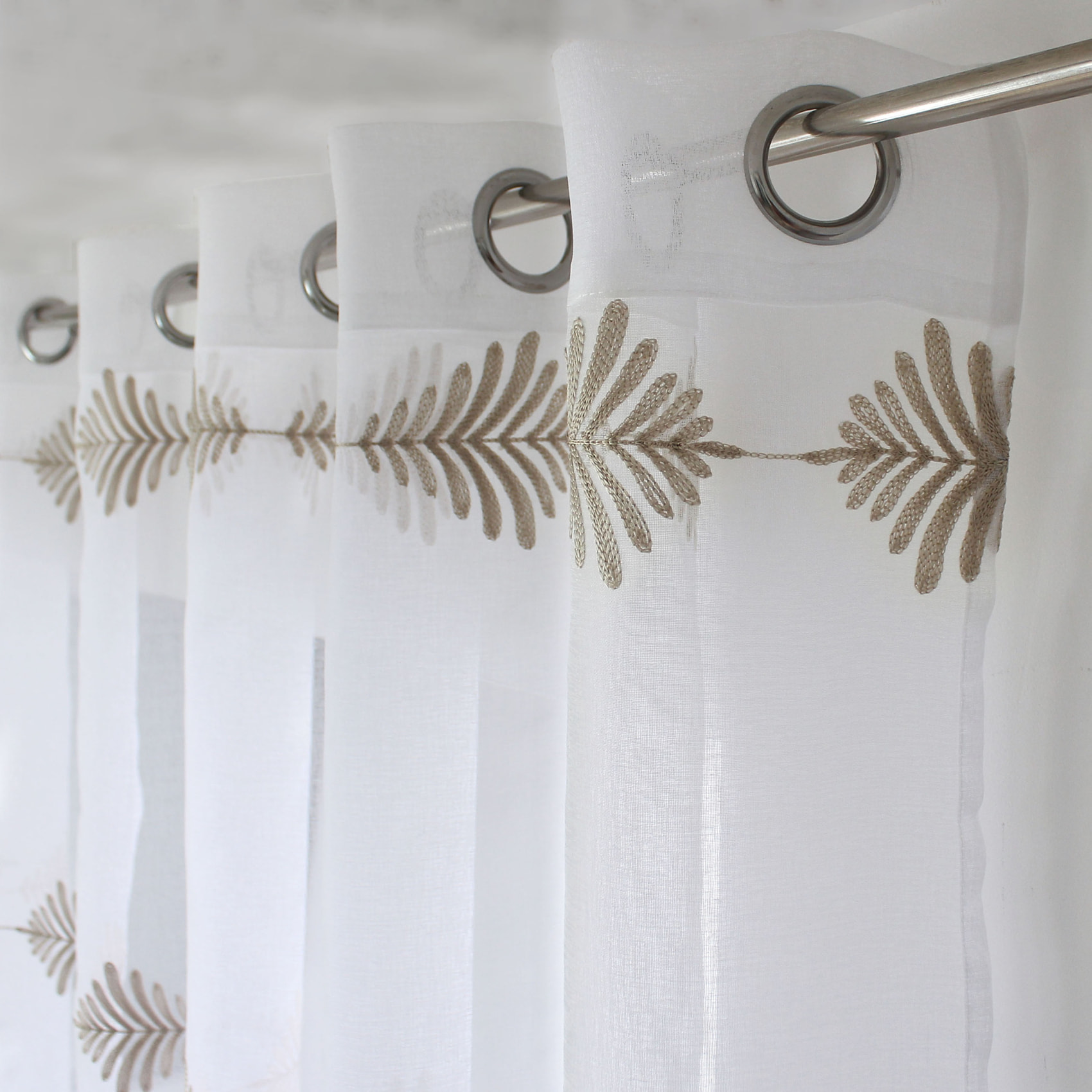 Voilage brodé motif végétal en lignes - Beige