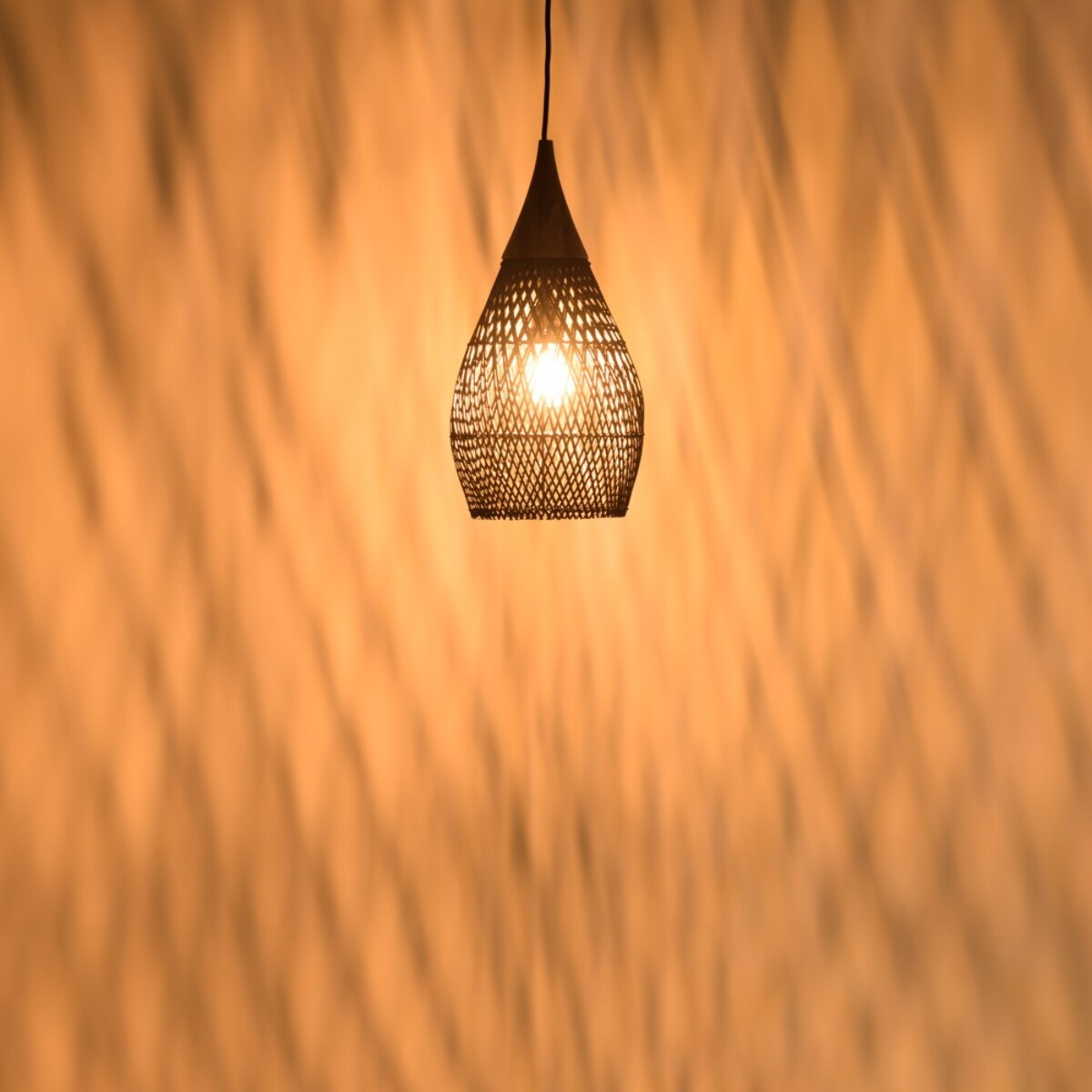 SIXTINE - Suspension 'goutte' 25x25cm en rotin couleur noire et teck