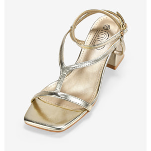 Sandalias de tacón doradas con pulsera y hebilla