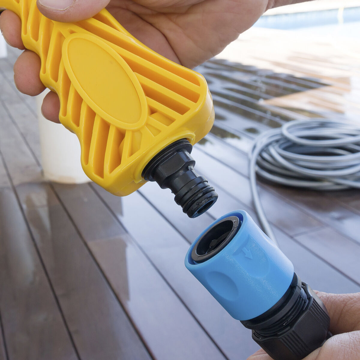 Pack Pistolet à Eau à Pression avec Réservoir 8 en 1 et Tuyau d’Arrosage Extensible InnovaGoods