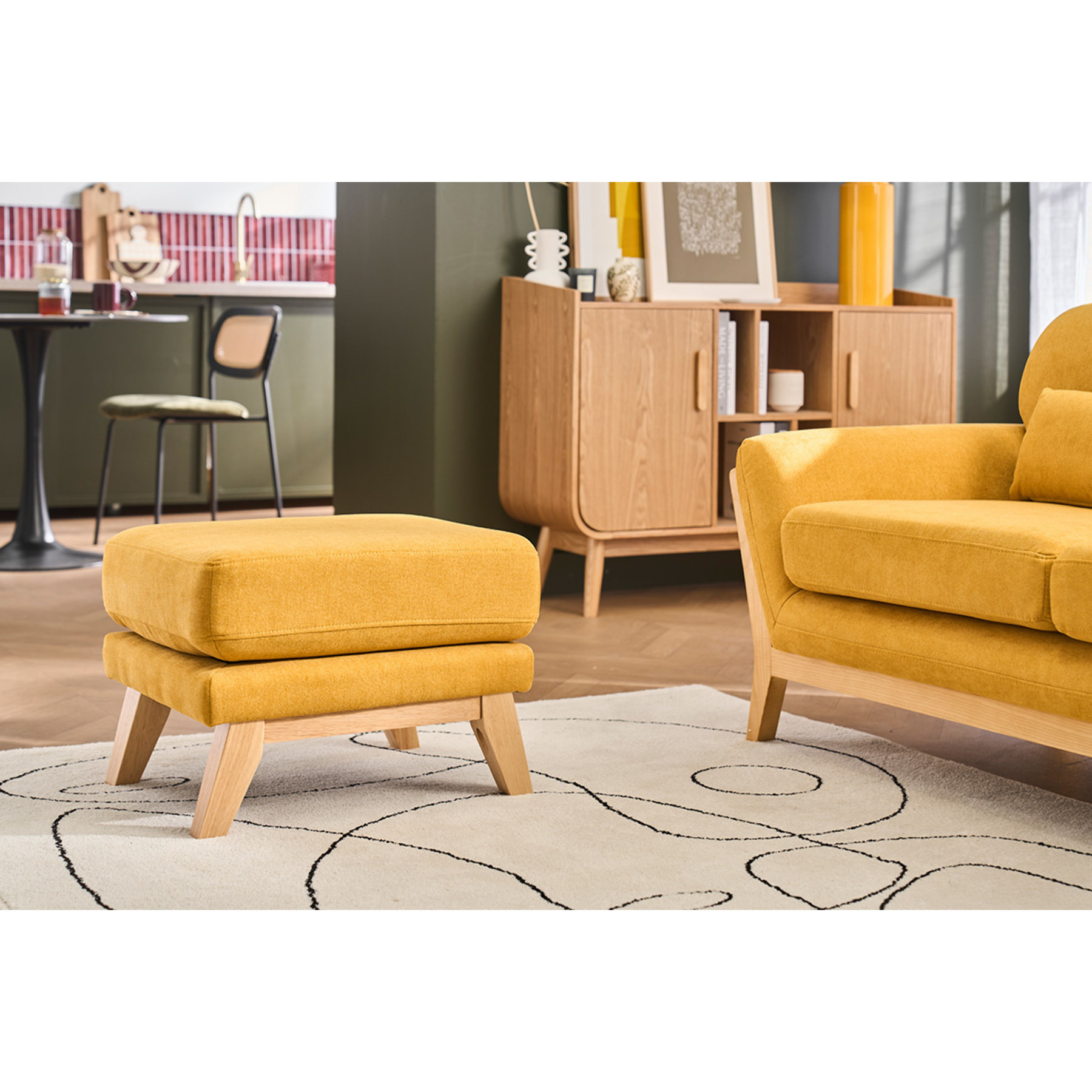 Pouf repose-pieds déhoussable scandinave en tissu effet velours jaune moutarde et bois clair OSLO