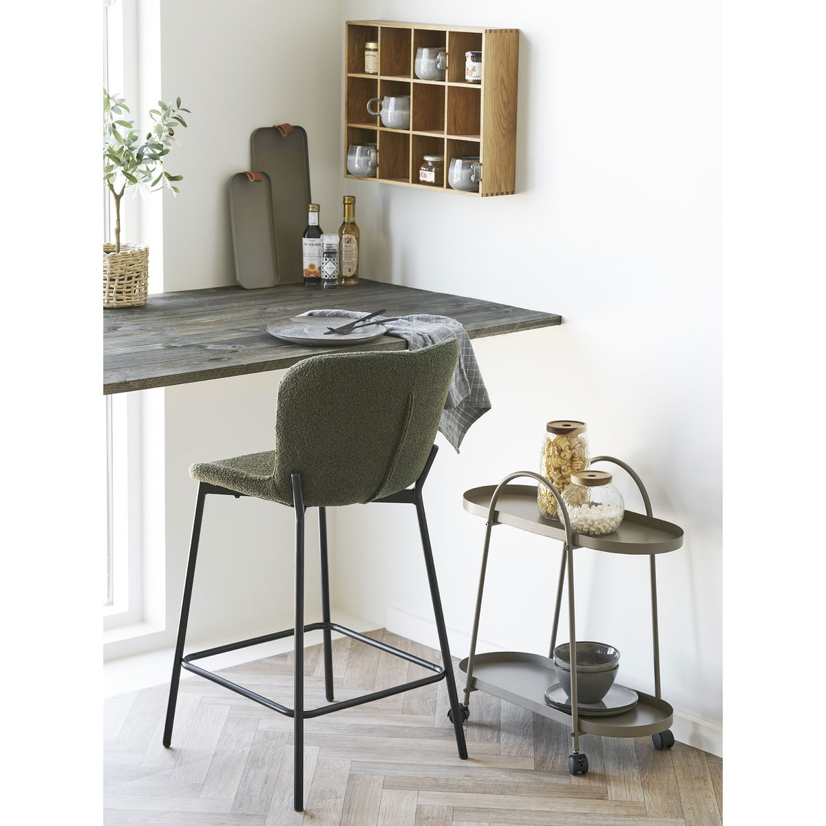 Set 2 sgabelli counter Maceda in bouclé verde scuro con gambe nere 47x55x95 cm