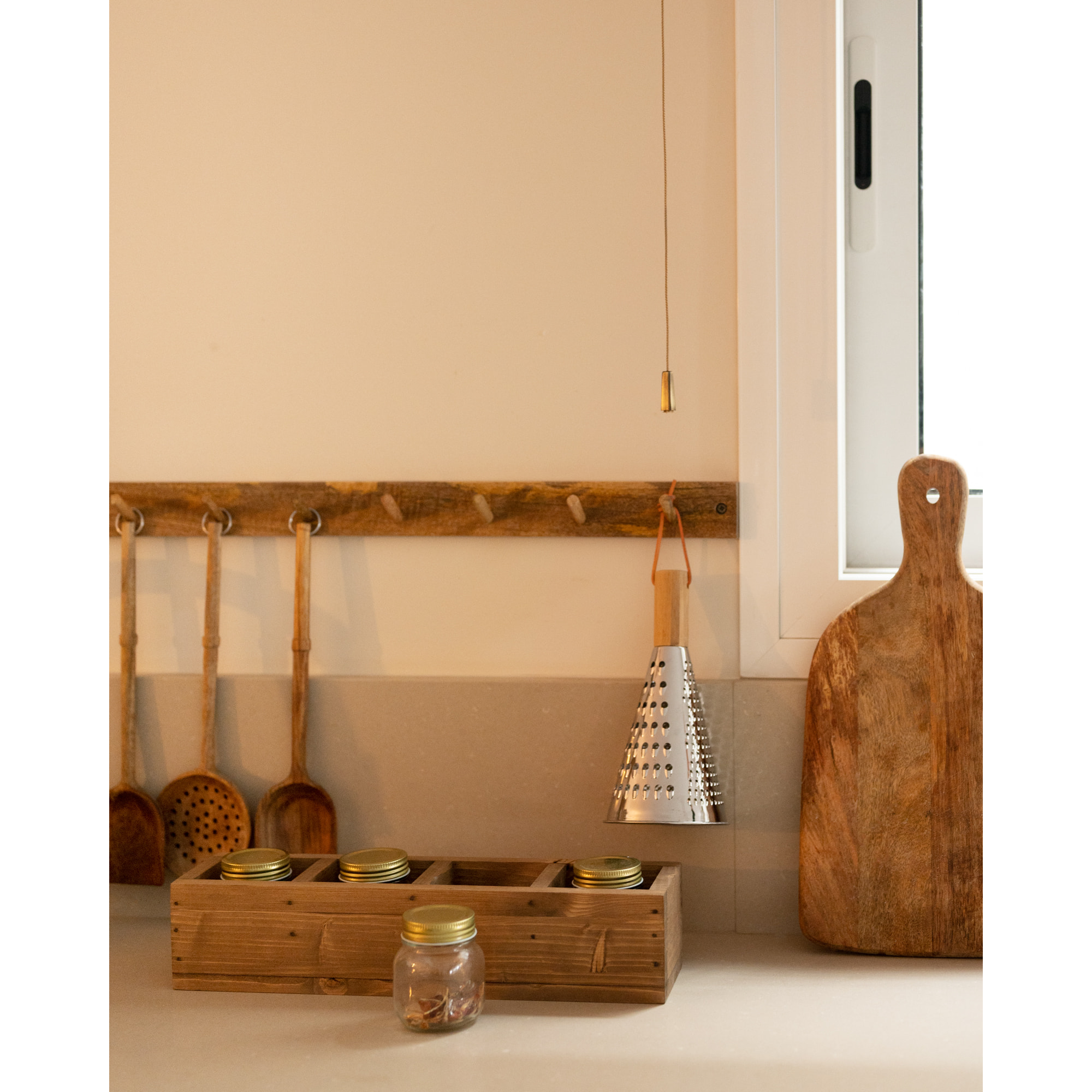 Organisateur avec quatre compartiments en bois massif ton chêne foncé 10x40cm Hauteur: 10 Longueur: 40 Largeur: 10