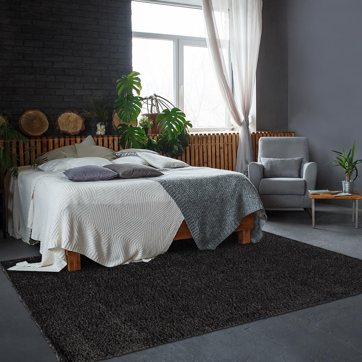 Tapis salon HINOU Noir 200x290 en polypropylène doux et soyeux