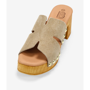 Sandalias arena en serraje piel con tacón de madera