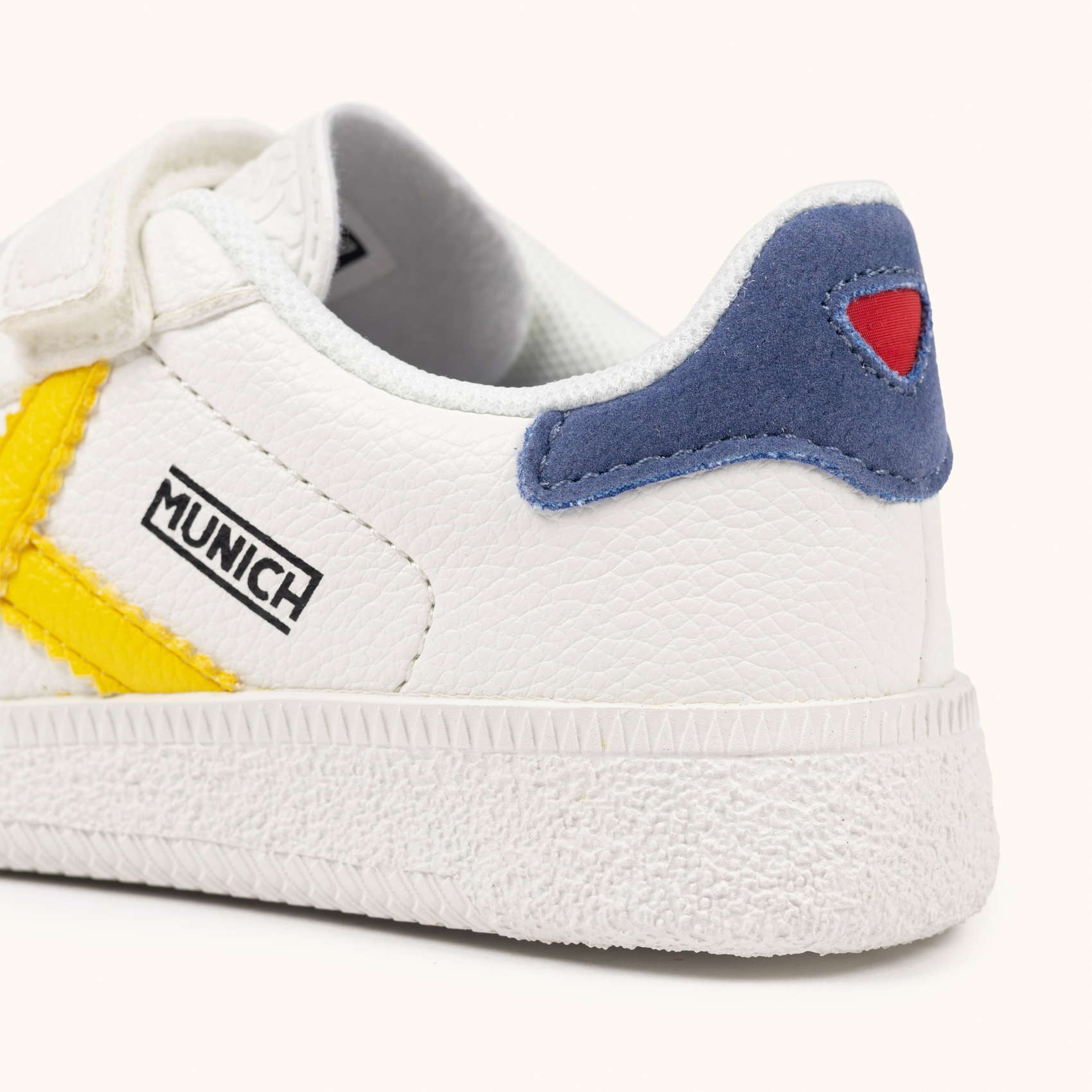 Zapatillas Infantiles Blancas con Velcro y Detalles en Amarillo y Azul MUNICH MINI BARRU VCO 16