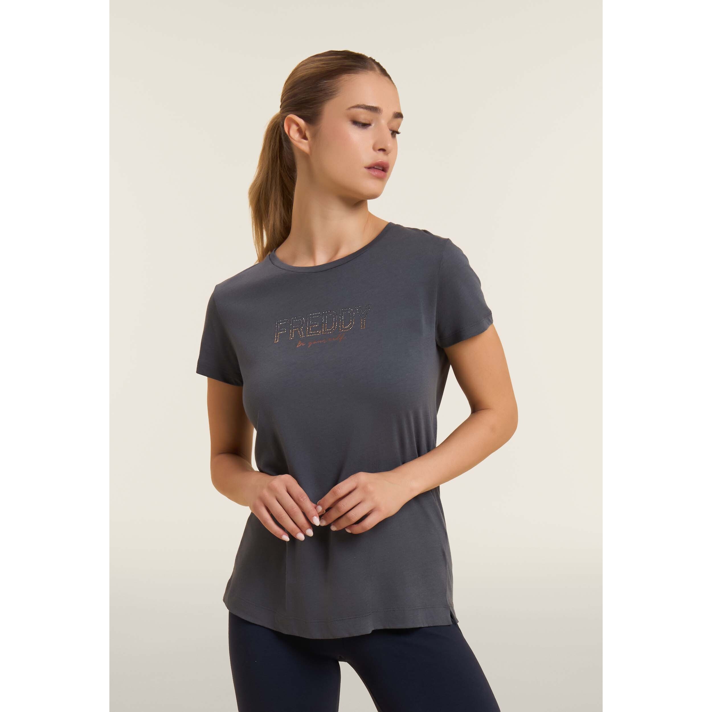 T-shirt donna con mini spacchi laterali e logo in strass