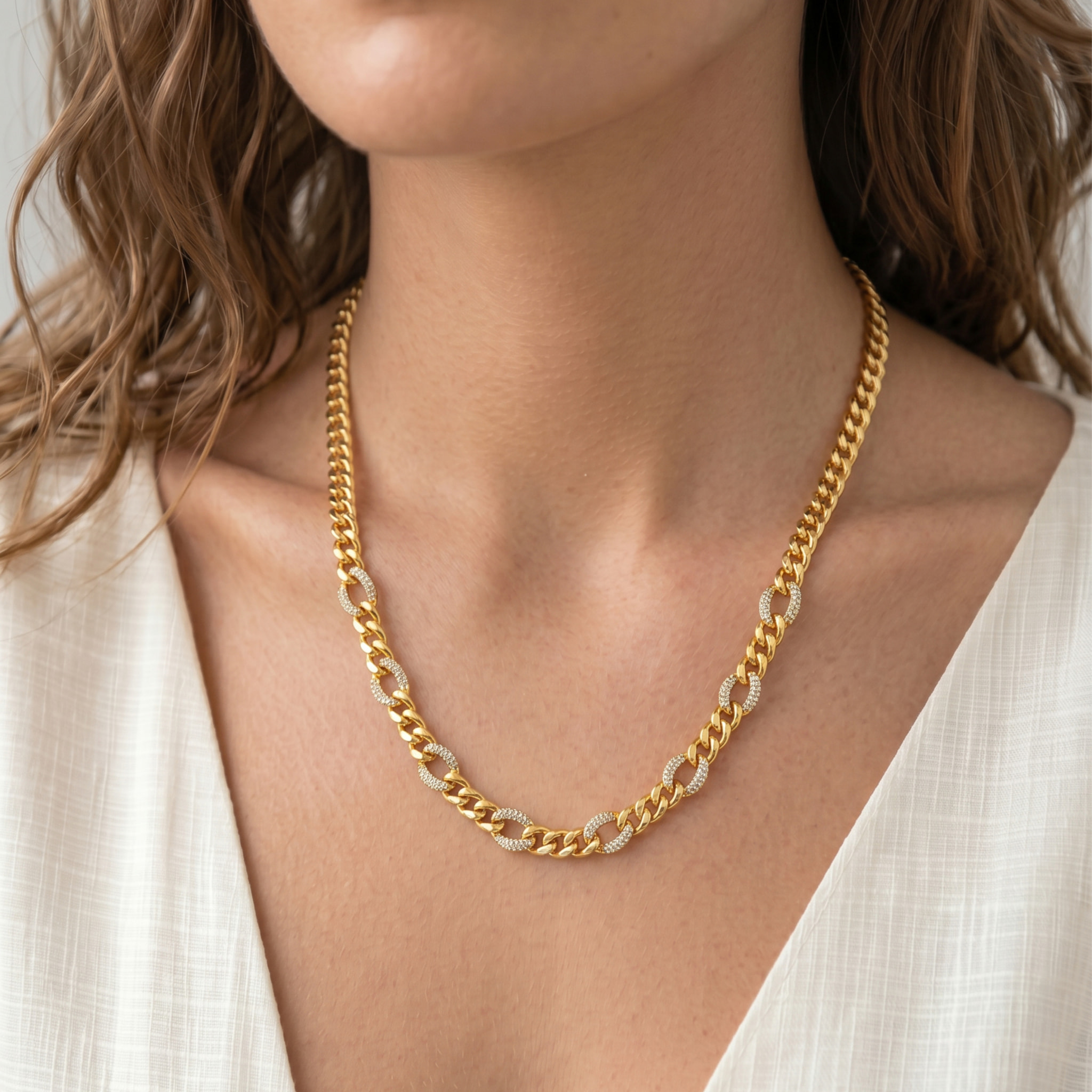 Collar de Aleación de Metal y Circonita Brillante acabado en oro amarillo de 18k