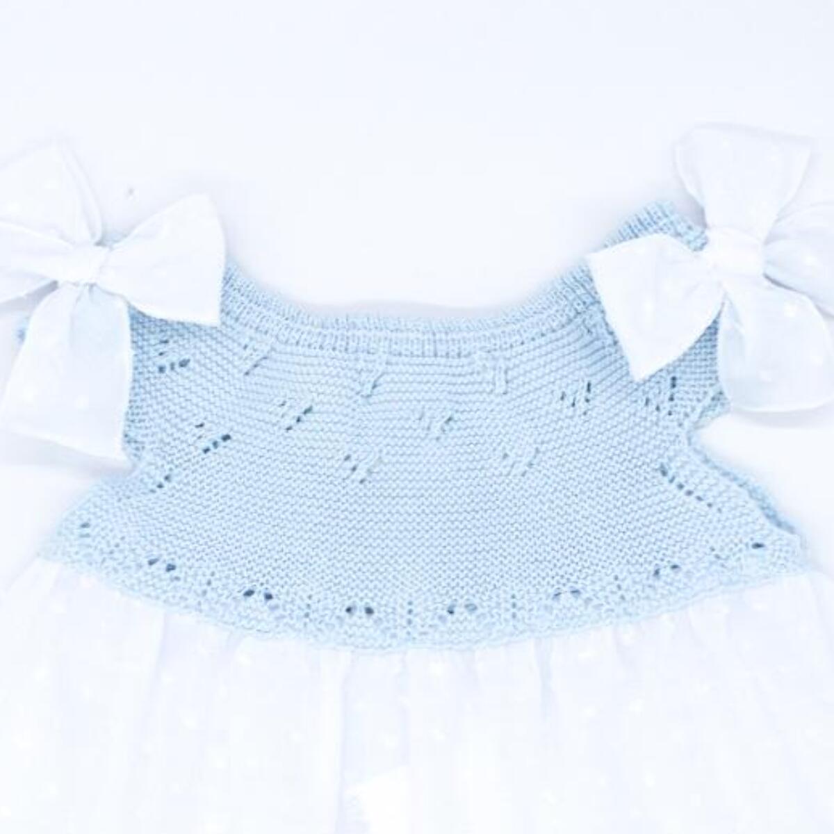 Vestido corto blanco, con cuerpo de punto azul y picunela azul en el bajo.