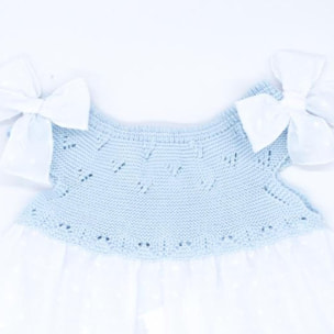 Vestido corto blanco, con cuerpo de punto azul y picunela azul en el bajo.