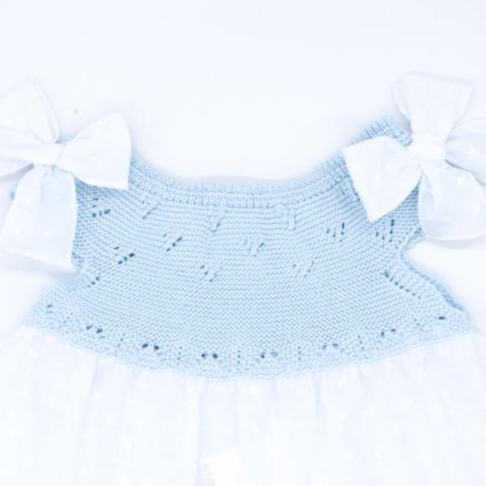 Vestido corto blanco, con cuerpo de punto azul y picunela azul en el bajo.