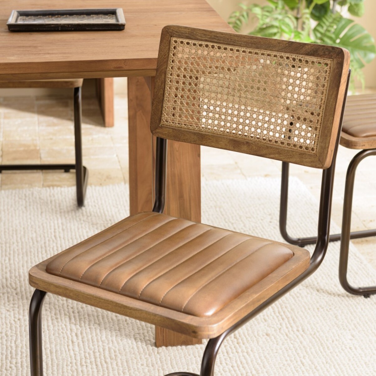 MARCEL - Lot de 2 chaises manguier assise matelassée cuir pieds rétro